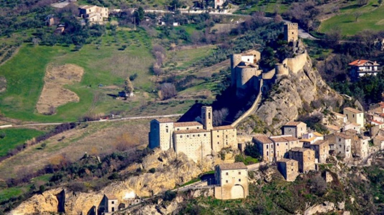 В Италии сдают в аренду замок за $100 (ФОТО)