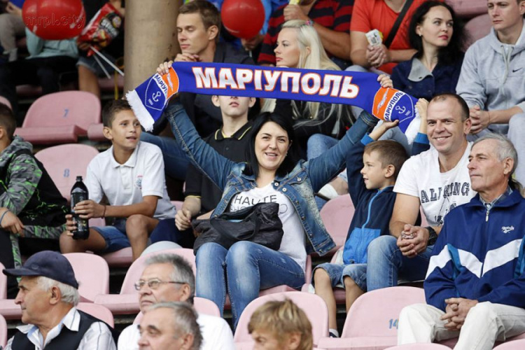 ФК «Мариуполь» проводит конкурс среди болельщиков и дарит подарки (ФОТО)