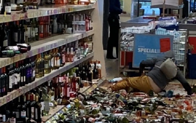 Разбила 500 бутылок с алкоголем: в Англии женщина разгромила супермаркет