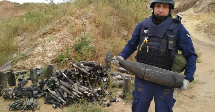 Под Мариуполем собрали более 1400 снарядов и тонны осколков после взрыва склада боеприпасов (ФОТО)