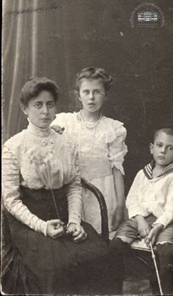 Валентина Епифановна Остославская с дочерью Ольгой и сыном Иваном во время путешествия в Крым. Ялта, 1909 - 1910 гг. 