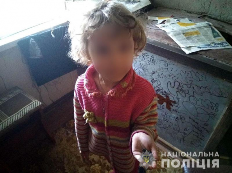 Голодные, грязные и напуганные: в Донецкой области мать оставила дочерей двух и пяти лет у незнакомцев (ФОТО)