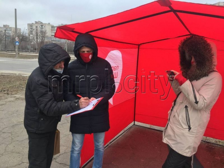 В Мариуполе собирают подписи для благоустройства опасного перекрестка