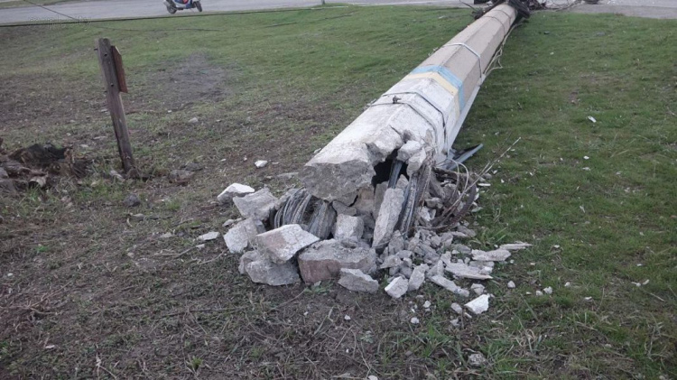 В Мариуполе на дорогу рухнул бетонный столб (ФОТО)