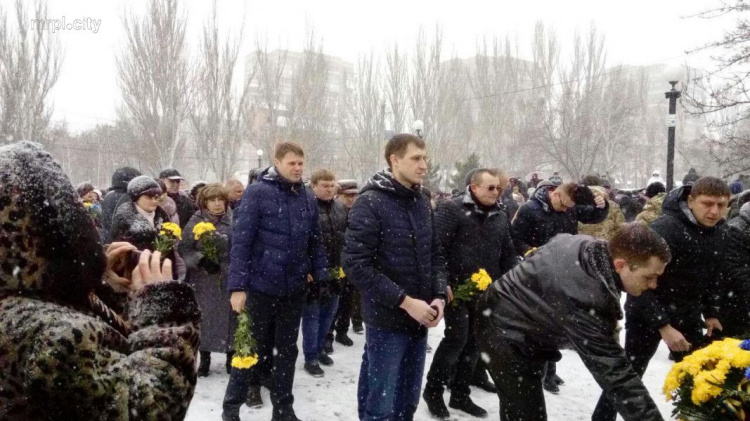 Цветы под снегом. Метель не помешала мариупольцам отметить День соборности Украины (ФОТО)