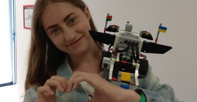 Мариупольская лицеистка в Германии создала и оживила робота (ФОТО)