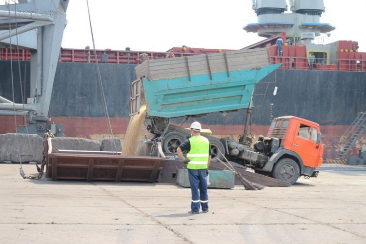 В порту Мариуполя началась грузопереработка зернового урожая (ФОТО)