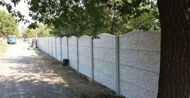 Высокий забор и видеофиксация: мариупольское кладбище защищают от вандализма (ФОТО)