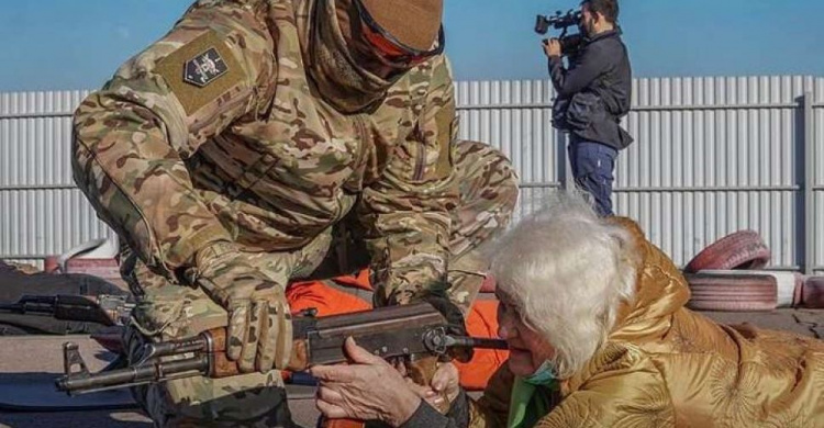 В Мариуполе 79-летняя пенсионерка взяла в руки автомат Калашникова ради защиты семьи