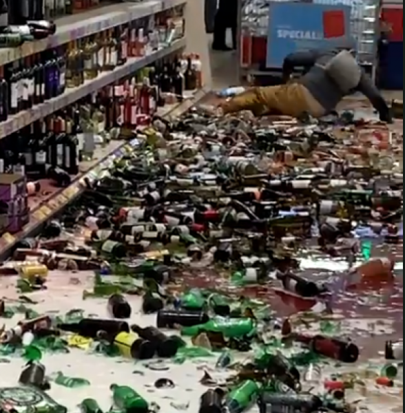 Разбила 500 бутылок с алкоголем: в Англии женщина разгромила супермаркет