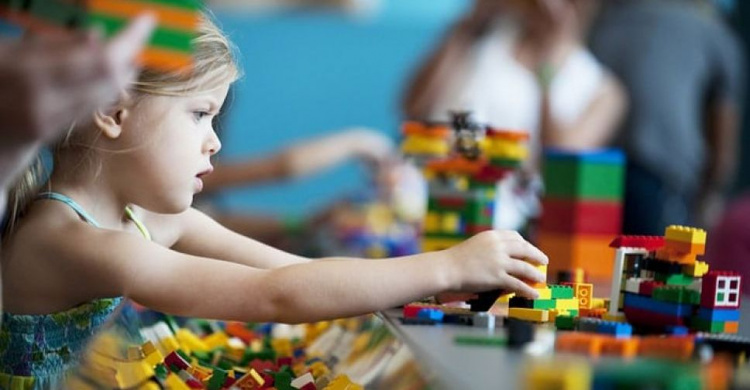 Мариупольские первоклассники получат для обучения конструктор LEGO (ФОТО)