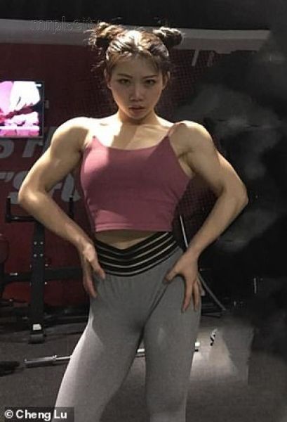 Молодая китаянка поразила Сеть своими мускулами (ФОТО+ВИДЕО)
