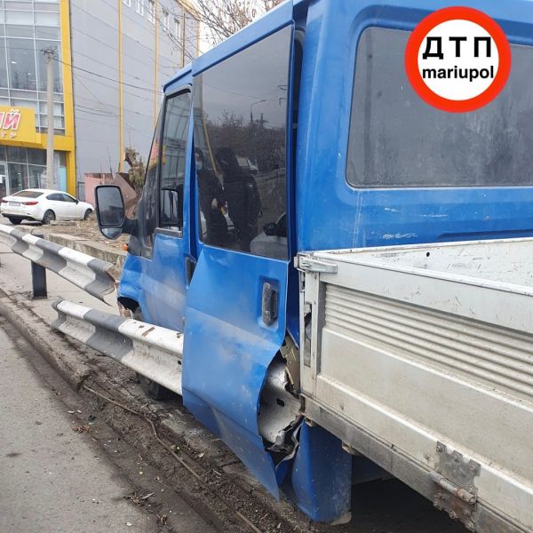 В центре Мариуполя автомобиль врезался в отбойник