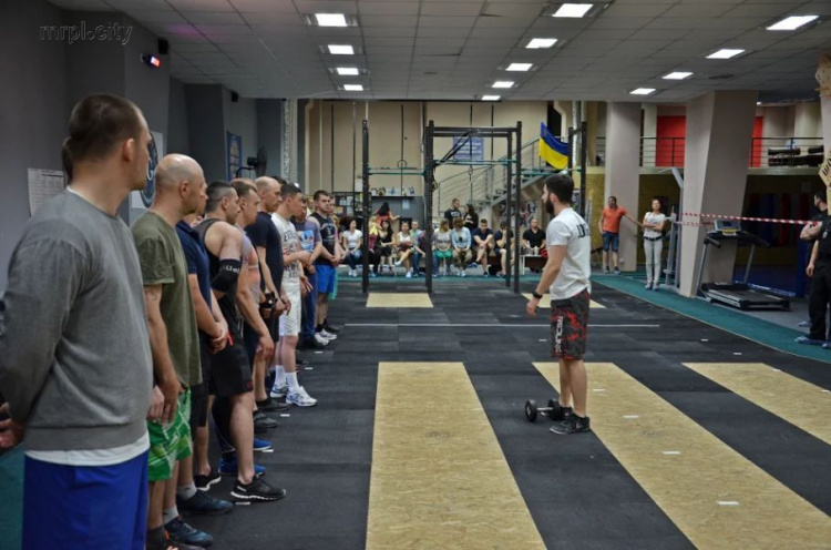 В Мариуполе патрульные играли мускулами и ставили спортивные рекорды (ФОТО)
