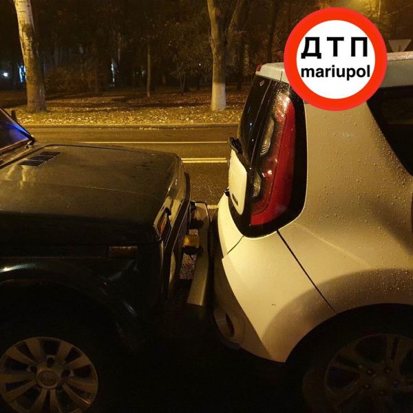 Тройное ДТП: в Мариуполе легковушка разбила припаркованные автомобили