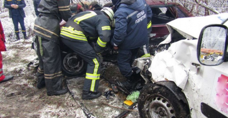 В Донецкой области шесть человек пострадали в ДТП, одного из них заблокировало в машине (ФОТО)