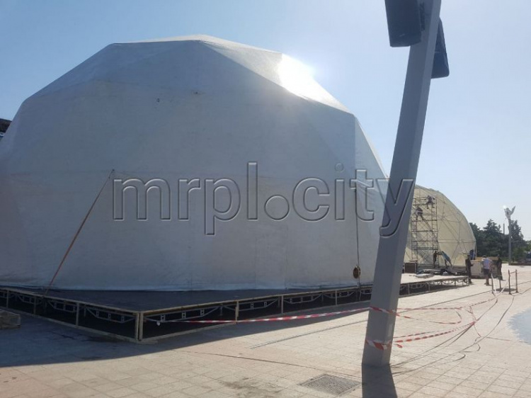В центре Мариуполя «вырос» белоснежный купол. Видео с высоты птичьего полета