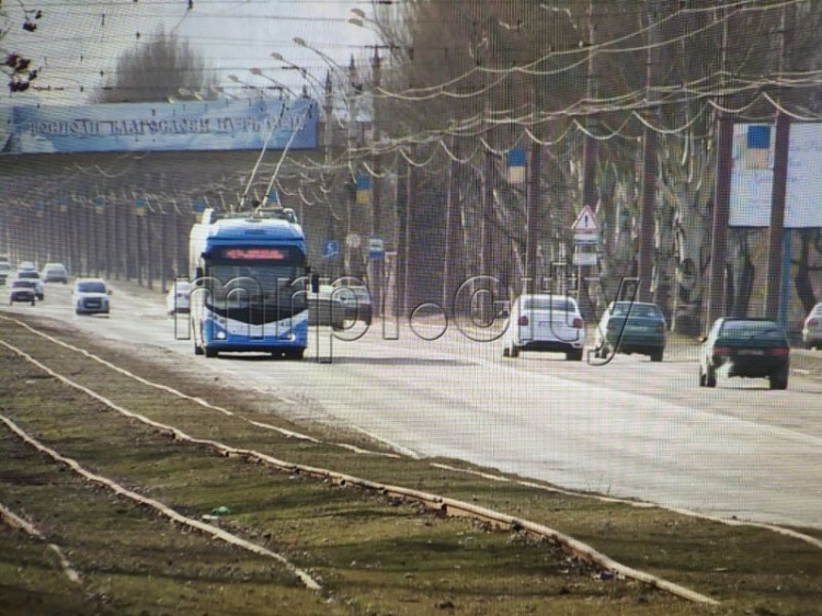 На оживленной улице Мариуполя убрали недавно установленные знаки, ограничивающие скорость