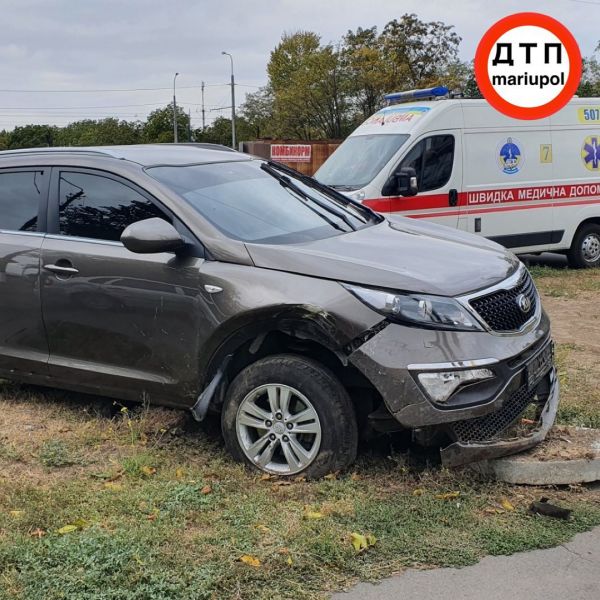 Авария в Мариуполе: водителя увезли в больницу