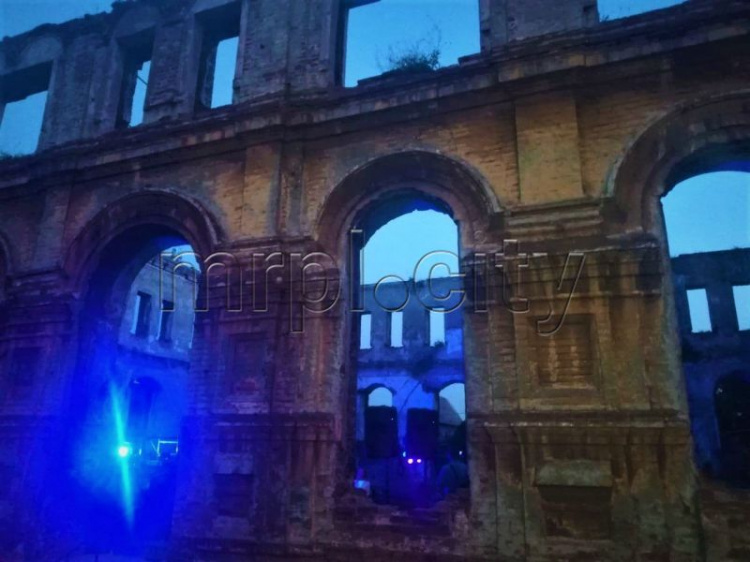 Диджитализированный спектакль собрал «переаншлаг» на руинах синагоги в Мариуполе