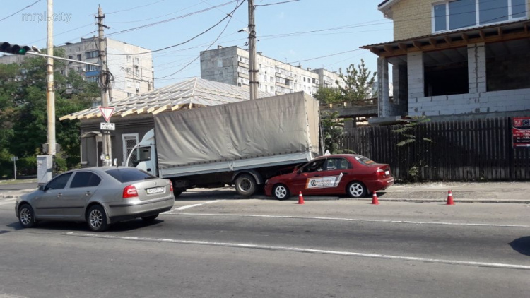 В Мариуполе автомобиль автошколы «влетел» в грузовик (ФОТО)