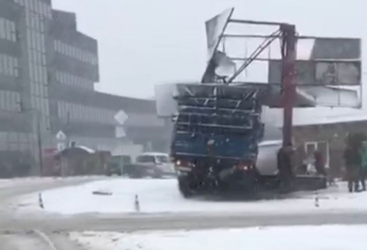 В Мариуполе грузовик застрял под рекламным щитом (ФОТО+ВИДЕО)