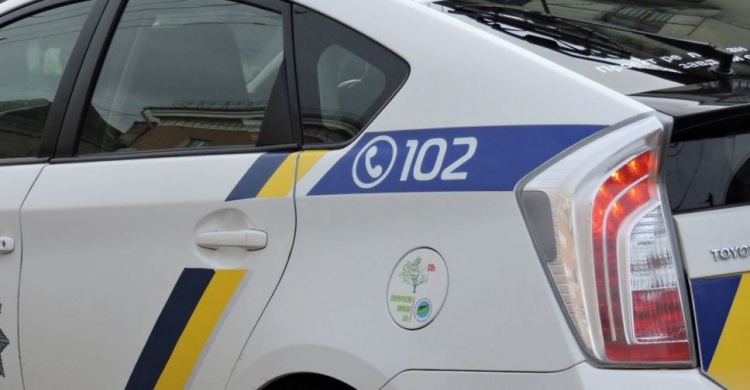 Пьяный водитель в Мариуполе просил патрульных за 1000 гривен отпустить его домой (ВИДЕО)