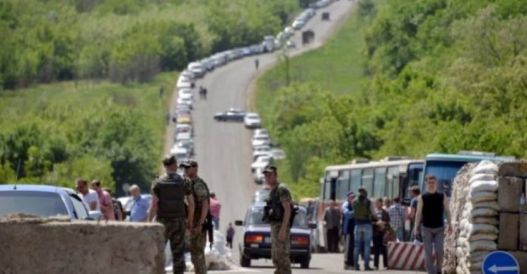 На КПВВ Донбасса в очередях «застряли» почти 800 автомобилей