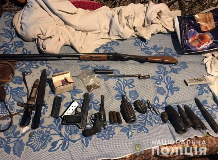 У жителя Донетчины нашли в квартире арсенал оружия и пулемет (ФОТО)