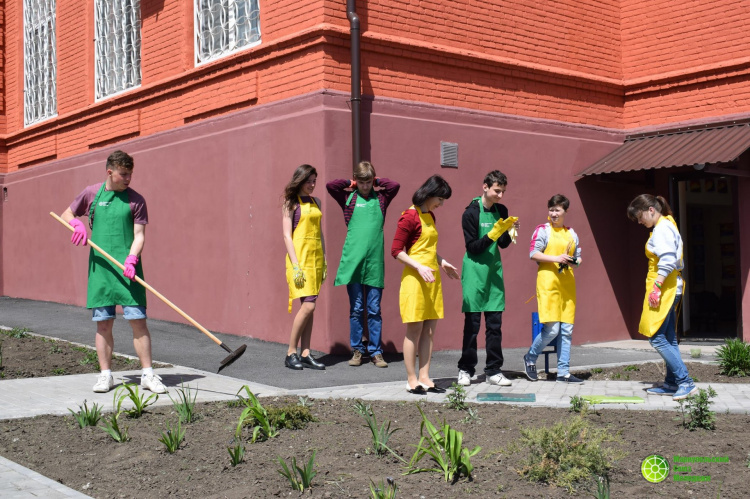 Мариупольские школьники учились ландшафтному дизайну (ФОТО)