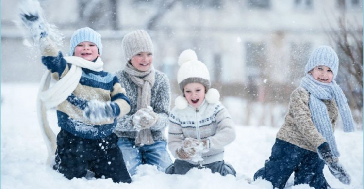 Снег в Мариуполе: десятки малышей играли в снежки в центре города (ВИДЕО)