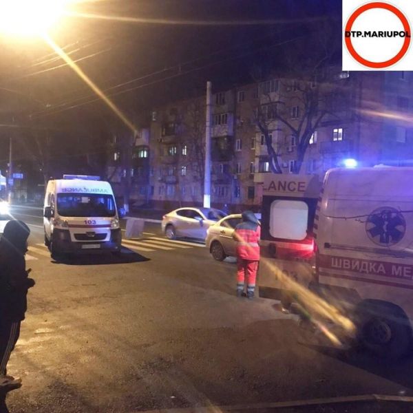 Переходили дорогу: в Мариуполе иномарки сбили двух пешеходов (ФОТО)