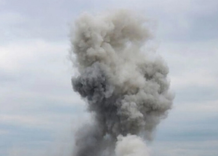 В Маріуполі пролунали вибухи - за «Порт-Сіті» спалахнула пожежа