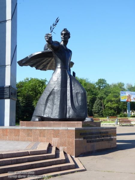 Скульптура Воина-освободитель в Приморском районе Мариуполя.