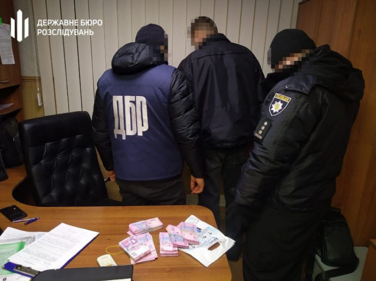 «Простить» смертельное ДТП за 140 тысяч: пойманного на взятке в Мариуполе экс-полицейского будут судить