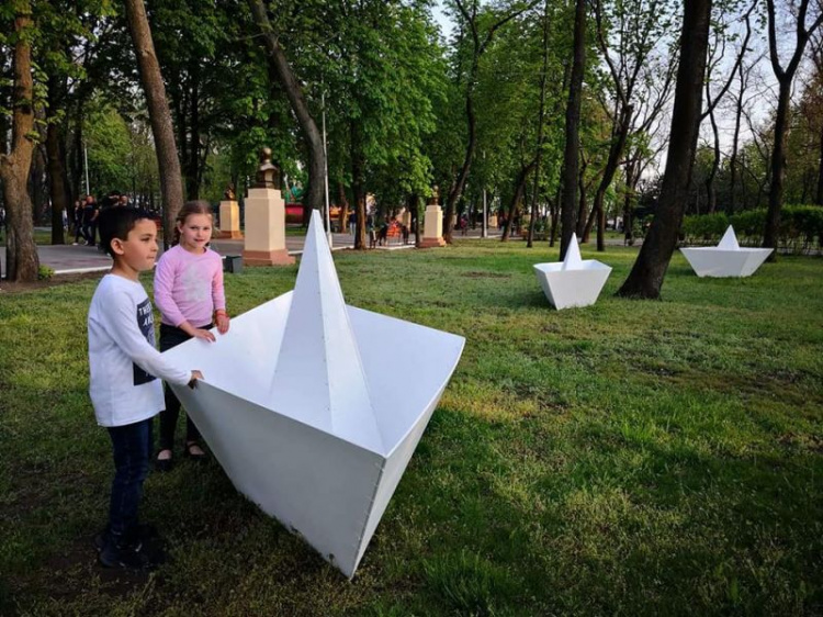 В мариупольском парке появились огромные «бумажные» кораблики (ФОТО)