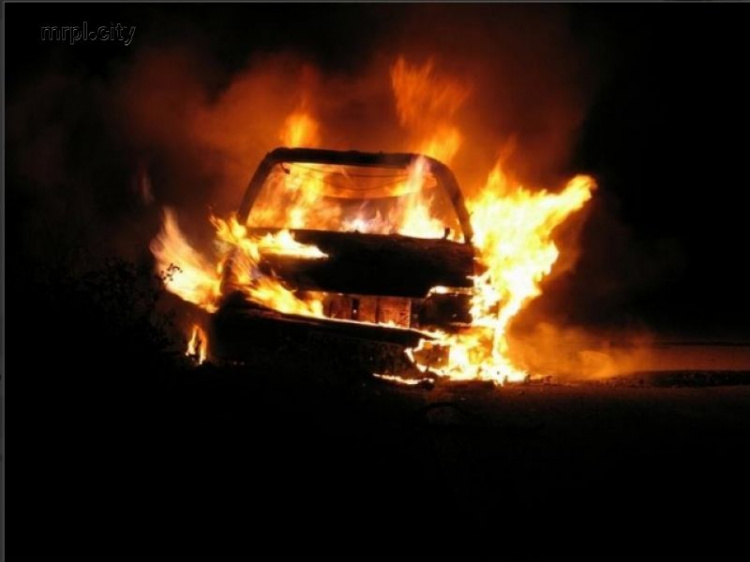 В Мариуполе загорелись два автомобиля