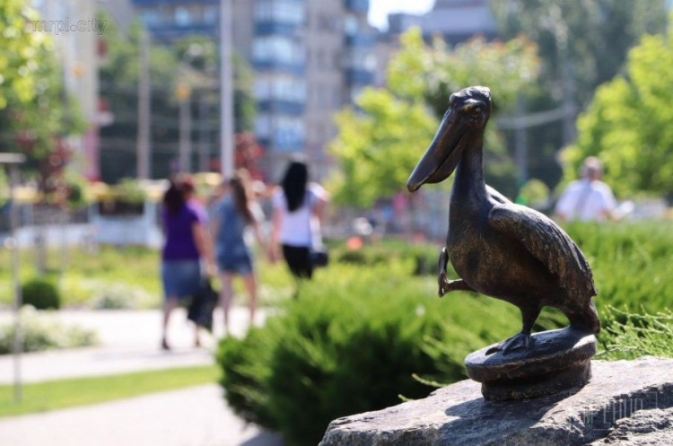 В Мариуполе устанавливают мини-скульптуры: пеликан «прилетел» первым (ФОТО+ДОПОЛНЕНО)