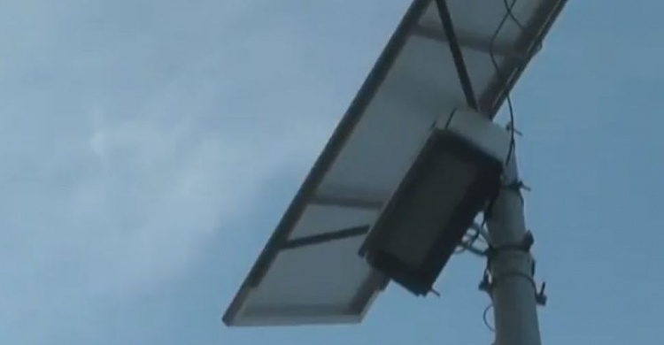 Солнечная энергия осветила ночью самый опасный перекресток Мариуполя (ФОТО)