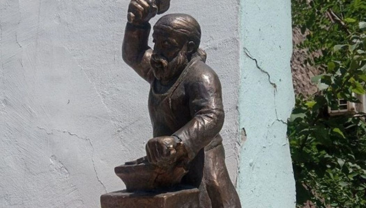В Мариуполе устанавливают мини-скульптуры: пеликан «прилетел» первым (ФОТО+ДОПОЛНЕНО)