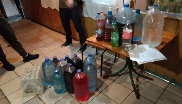 В центре Мариуполя пытались продать 400 литров суррогата (ФОТО)