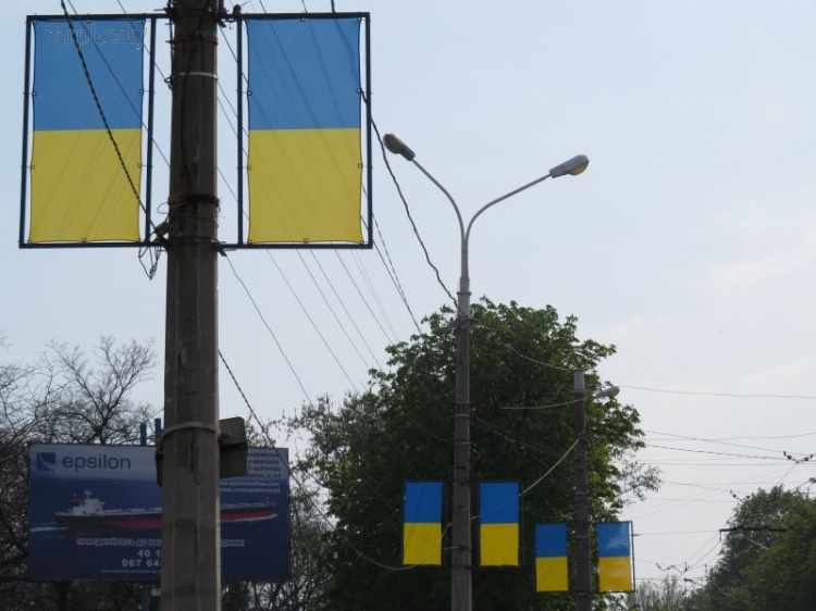 На мариупольской площади восстановлена поврежденная государственная символика (ФОТОФАКТ)