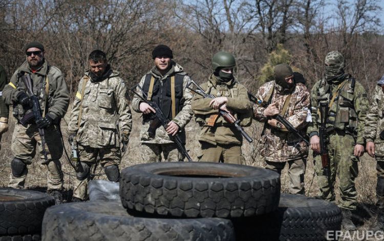Люди в камуфляже на ж.-д. путях начали блокаду неподконтрольных территорий в Донбассе