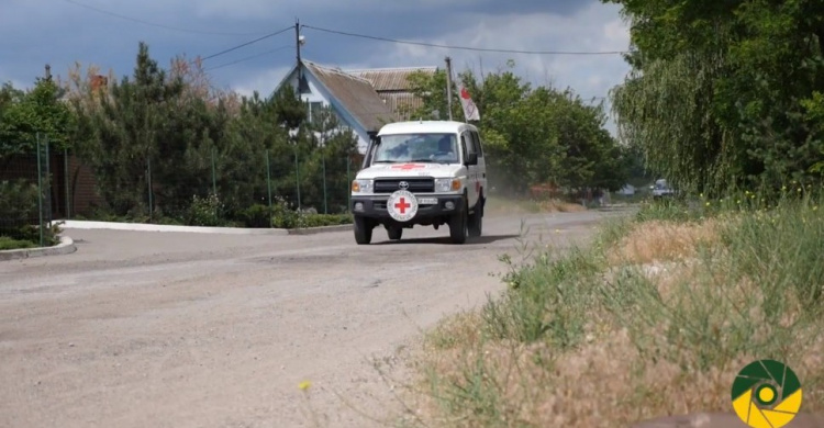 Красный Крест помогает восстанавливать дома в поселке под Мариуполем (ВИДЕО)
