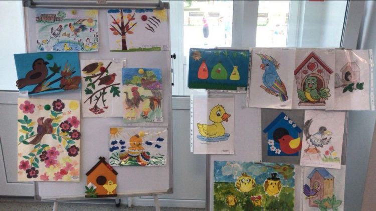 «Каждой птичке – свой домик»: в Мариуполе по детским рисункам изготовили скворечники