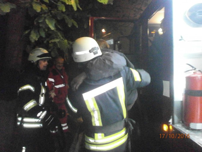 Мариупольские спасатели вынесли из горящего дома женщину (ФОТО)