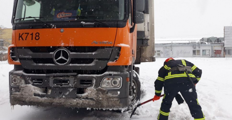 В Мариуполе грузовик с полуприцепом провалился в открытую канализацию (ФОТО)