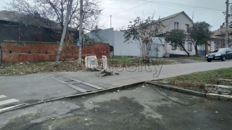 Ремонт по гарантии: в центре Мариуполя восстанавливают дорожное покрытие
