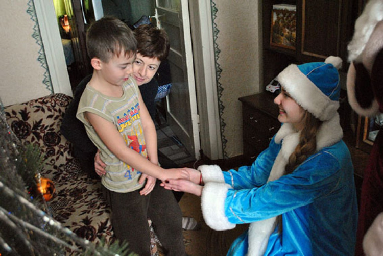 Дед Мороз и Снегурочка заехали к детям в прифронтовые районы Донбасса