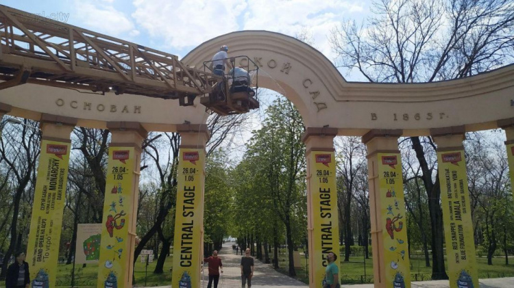 Над входом в Городской сад Мариуполя повесили огромную маску Гоголя (ФОТО+ВИДЕО)